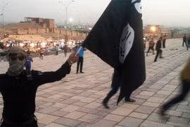 Một chiến binh IS ở Mosul, Iraq. (Ảnh: Reuters)