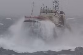 Cảnh tàu kéo Nikolay Chiker vượt sóng lớn đến lai dắt tàu sân bay Nga bị chết máy ở vịnh Biscay, Tây Ban Nha tháng 2.2012 - Ảnh cắt từ clip