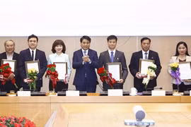 Chủ tịch UBND TP Hà Nội Nguyễn Đức Chung trao quyết định bộ nhiệm và chúc mừng các thành viên Ban Giám đốc Quỹ Đầu tư phát triển TP Hà Nội