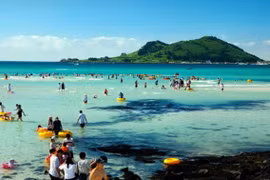 Du khách ở đảo Jeju, địa điểm du lịch nổi tiếng của Hàn Quốc - Ảnh: Cơ quan du lịch Jeju