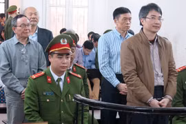 Các bị cáo nghe tòa tuyên án. Ảnh: Vân Thanh - Zing