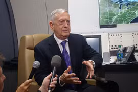 Ông Mattis gặp gỡ các nhà báo trước chuyến thăm Trung Quốc.