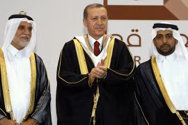 Tổng thống Thổ Nhĩ Kỳ Recep Tayyip Erdogan trong buổi lễ nhận bằng tiến sĩ danh dự của Đại học Qatar vào ngày 2.12