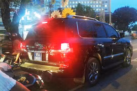 Chiếc xe Lexus biển xanh của Phó chủ tịch tỉnh Hậu Giang gây xôm xao dư luận 