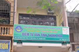 Một điểm tư vấn tại TP Thanh Hóa vẫn đang treo biển. Ảnh chụp chiều 5/12