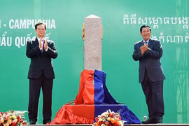 Thủ tướng Chính phủ Nguyễn Tấn Dũng và Thủ tướng Chính phủ Vương quốc Campuchia Hun Sen cùng mở tấm vải phủ cột mốc số 30. (Ảnh: Nhật Bắc)