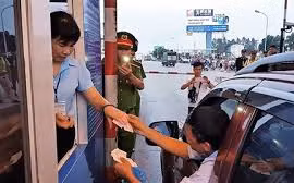 Tài xế dùng tiền lẻ qua Trạm thu phí Quốc lộ 5. Ảnh: Zing