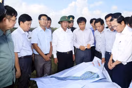 Ông Lê Văn Thành, Bí thư Thành ủy, Chủ tịch UBND thành phố Hải Phòng cùng lãnh đạo doanh nghiệp xây dựng Xuân Trường đi khảo sát thực địa đảo Cái Tráp