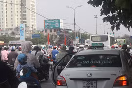 Hết nghỉ lễ lại nườm nượp 'gồng gánh' về Hà Nội