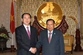 Tổng Bí thư, Chủ tịch nước Lào Bounnhang Vorachith tiếp đón Chủ tịch nước Trần Đại Quang Ảnh: TTXVN