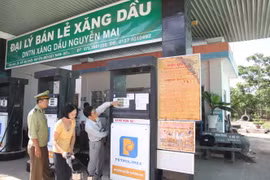Đoàn kiểm tra của Chi cục Quản lý thị trường Bến Tre kiểm tra cây xăng Nguyễn Mai - Ảnh: M.Trường