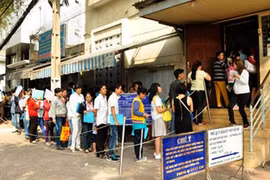 Người dân xếp hàng dài chờ làm hộ chiếu chiều 20-3