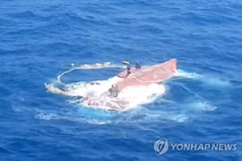 Tàu cá Hàn Quốc bị lật trên biển. (Nguồn: Yonhap)
