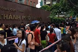 Hàng trăm người chen nhau nộp hồ sơ thi biên chế tại Cục Thuế Hà Nội sáng 14.8.2014 - Ảnh: Nguyễn Tuấn