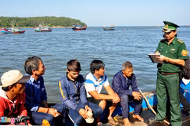 Cán bộ chiến sĩ Trạm kiểm soát biên phòng Sa Kỳ thu thập thông tin sau khi 5 ngư dân đi trên tàu cá bị đâm chìm ở Hoàng Sa vừa trở về. Ảnh: Minh Hoàng.