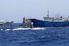 Tàu Trung Quốc đâm tàu cá Việt Nam trên biển đông. Ảnh VOV