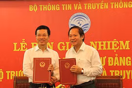 Bộ trưởng Trương Minh Tuấn bàn giao bàn giao nhiệm vụ Bí thư Ban cán sự Đảng cho Bộ trưởng TT&TT NGuyễn Mạnh Hùng. Ảnh: MIC