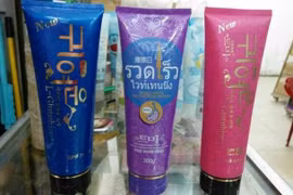  Một loại mỹ phẩm có in chữ Hàn, Thái, nhưng lại được pha chế tại Trung Quốc.