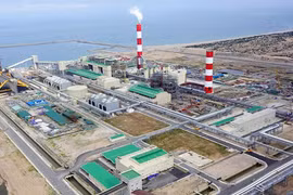Tưới nước bãi xỉ, hạn chế bụi xỉ than nhiệt điện bay vào khu vực dân cư. Ảnh Zing
