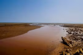 Sông ở Kuantan nhiễm chuyển thành màu đỏ
