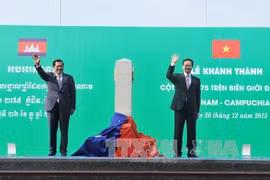hủ tướng Chính phủ Nguyễn Tấn Dũng và Thủ tướng Chính phủ Hoàng gia Campuchia Hun Sen chủ trì Lễ khánh thành Cột mốc 275 trên biên giới đất liền Việt Nam - Campuchia.