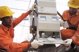 Dù thời tiết đang nắng nóng nhưng nhiều nơi trên cả nước, người dân vẫn phải chịu cảnh mất điện.