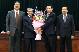 Ông Nguyễn Tử Quỳnh, tân Chủ tịch UBND tỉnh Bắc Ninh (thứ hai từ trái sang)