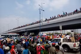 Hàng ngàn công nhân đã tổ chức tuần hành ngay trong khuôn viên Công ty PouYuen, sau đó kéo ra khu vực cầu vượt trước công ty để tiếp tục tuần hành, gây tắc nghẽn giao thông nghiêm trọng ở khu vực này