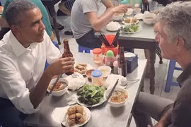 Ông Obama đi ăn tối tại khu vực quận Hai Bà Trưng, Hà Nội. Ảnh: Anh Tuấn