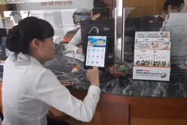 Nhân viên LienVietPostBank đang thực hành sử dụng máy tính bảng để giới thiệu cho khách hàng