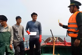 Các lực lượng chức năng Việt Nam cảnh báo một tàu cá Trung Quốc xâm phạm lãnh hải Việt Nam. Ảnh: ĐỨC TRÍ/TTO 