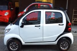 Mặc dù giá rẻ nhưng ôtô điện mini vẫn chưa được cấp phép lưu hành trên đường phố. 