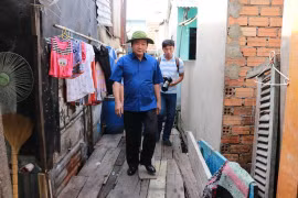 Bí thư Thăng thị sát nhà "ổ chuột" ven kênh Đôi - kênh Tẻ