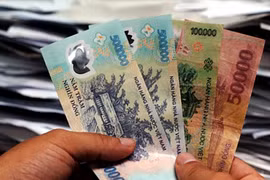 Lương tối thiểu thấp hơn mức sống tối thiểu gần 1 triệu đồng