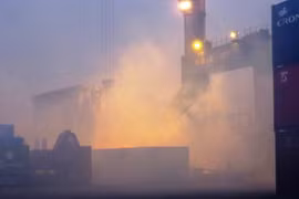 Phốt pho trên tàu Contship ACE cháy, tạo thành biển khói phủ kín cả khu vực. Ảnh: Giang Chinh