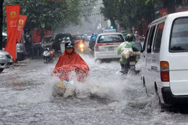 Đường phố ở Hà Nội bị ngập nặng trong một trận mưa to