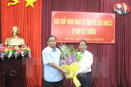 Ông Lý Thái Hải (bên phải) Chủ tịch UBND tỉnh chúc mừng ông Nguyễn Văn Du (bên trái