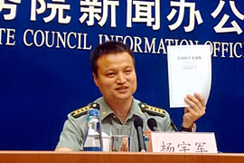 Dương Vũ Quân, phát ngôn viên Bộ Quốc phòng Trung Quốc công bố sách trắng quốc phòng 2015. Ảnh: 81