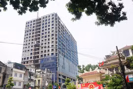 Sau 20 ngày, Chủ đầu tư mới phá dỡ được 50m2 phần sai phạm nhà 8B Lê Trực. Ảnh: Giang Huy.