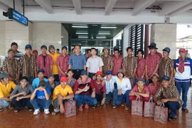 Nhóm ngư dân chụp ảnh với các cán bộ Đại sứ quán Việt Nam tại sân bay Soekarno-Hatta , thành phố Jakarta hôm 21/4. Ảnh: Bộ Ngoại giao Việt Nam