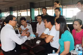 Công nhân được luật sư tư vấn trực tiếp về tiền lương (ảnh minh họa: NLĐ)