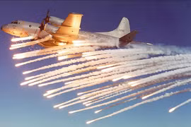 Máy bay P-3 thả mồi bẫy nhiệt. Ảnh: Aviation Spectator