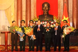 Chủ tịch nước trao quyết định thăng hàm thượng tướng, trung tướng cho các sĩ quan quân đội. Nguồn: VGP