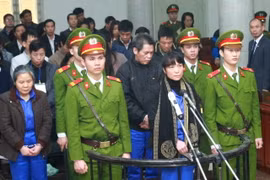 Nguyên tổng giám đốc Phạm Thanh Tân (hàng thứ hai, giữa) cùng đồng phạm tại phiên tòa