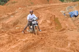 Đường giao thông tồi tệ ở Tây Trà, Quảng Ngãi.