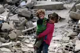 Vì sao trẻ em Syria chạy về  hướng bom đạn?