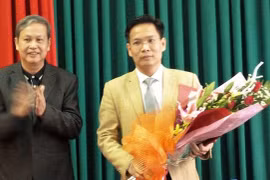 Ông Phan Tiến Diện ôm hoa trong ngày nhận quyết định bổ nhiệm phó giám đốc Sở TNMT tỉnh Sơn La - Ảnh: Báo Tài Nguyên Và Môi Trường