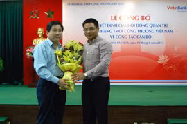 Ông Nguyễn Thanh Tùng (bên trái) tại thời điểm tháng 9-2015 khi chuyển từ VietinBank sang DongA Bank, ảnh: Vietinbank.