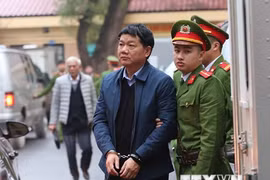 Cảnh sát dẫn giải bị cáo Đinh La Thăng. (Ảnh: Doãn Tấn/TTXVN)