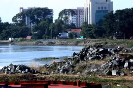 Hiện trường vụ “lấp sông Đồng Nai làm dự án” ngày 29.12 - Ảnh: Đào Ngọc Thạch